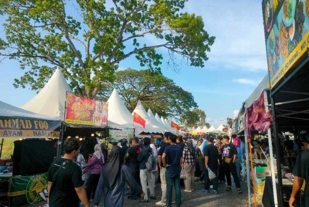 Kira-kira 60,000 pengunjung dianggarkan berkunjung ke Bazar Ramadan Wisma Ria tahun ini.
