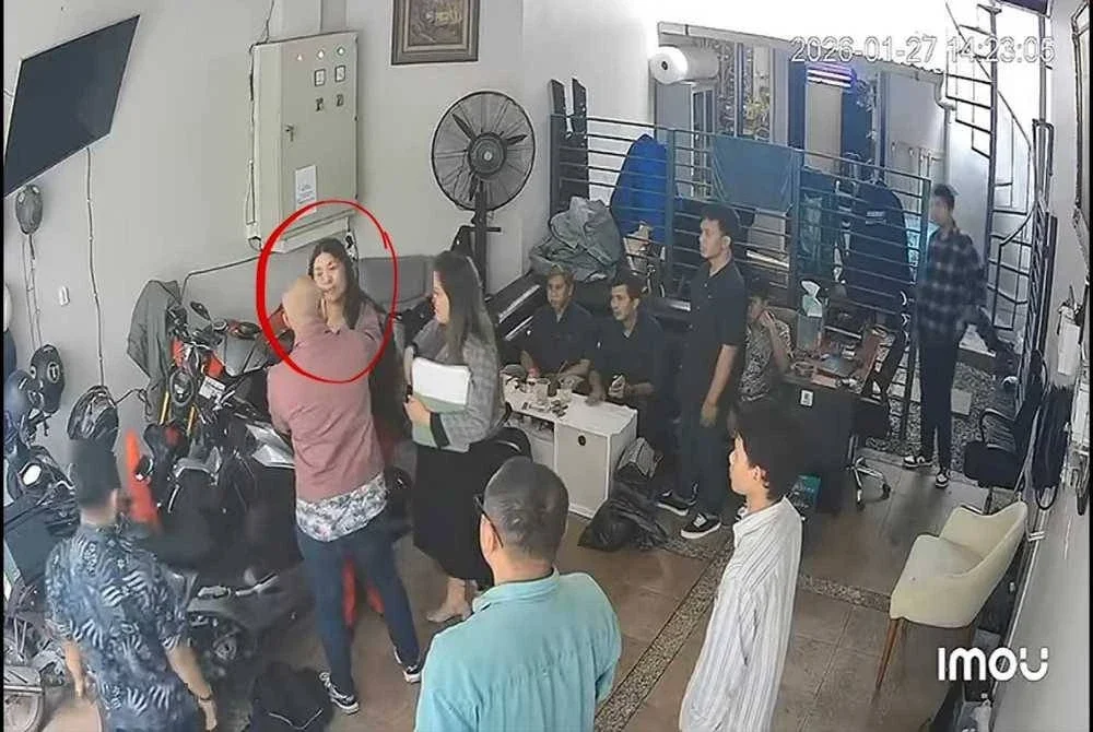 Tangkap layar rakaman CCTV Erika dan suaminya bergaduh di pejabat sebelum si suami bertindak nekad memasukkan isterinya ke rumah sakit jiwa.
