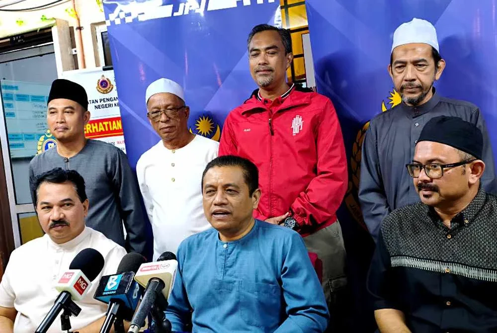 Aedy Fadly (tengah,duduk) semasa sidang akhbar pada Majlis Penerapan Nilai-nilai Murni dan Singgah Sahur di Stesen Penguat Kuasa (SPK) Labok, Machang pada Ahad.Foto:SINAR HARIAN/HAZELEN LIANA KAMARUDIN