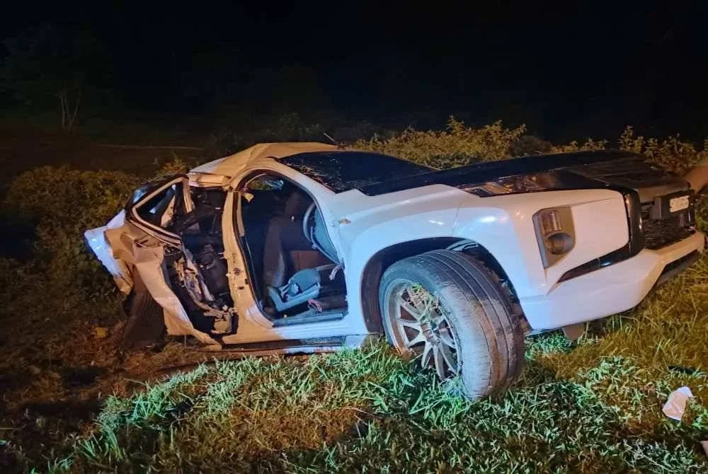 Penumpang belakang kenderaan pacuan empat roda jenis Mitsubishi Triton mengalami kecederaan parah dan disahkan maut di tempat kejadian.