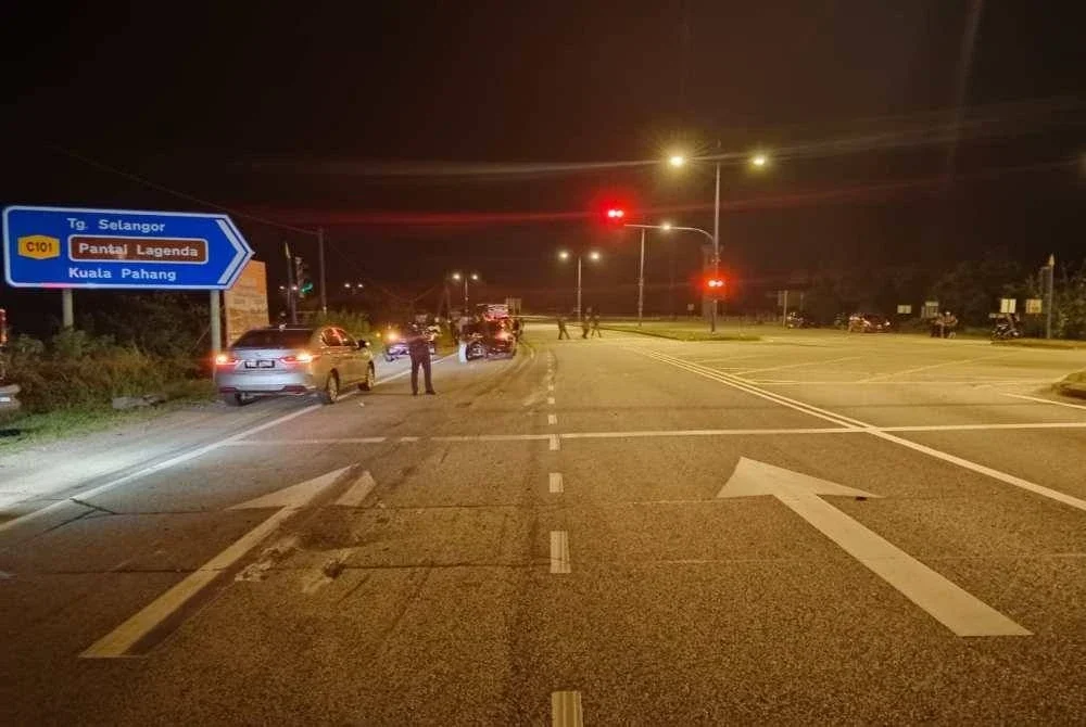 Keadaan di lokasi kemalangan bas ekspres dan kenderaan pacuan empat roda meragut satu nyawa di Pekan pada awal pagi Ahad.