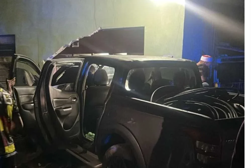 Sebuah kenderaan pacuan empat roda dinaiki dua pencuri kabel terbabas dan merempuh sebuah rumah ketika melarikan diri dari dikejar polis di Kampung Parit Panjang, Baling, Kedah pada Sabtu.