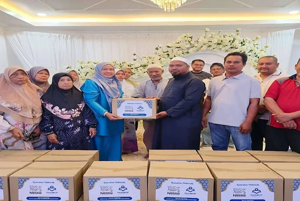 Wan Normi (tiga dari kiri) menyerahkan sumbangan barangan keperluan kepada Ahmad Taqiyuddin (tiga dari kanan) pada Program CSR Karangkraf Ramadan Food Drive 2026.
