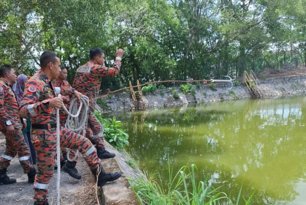 Pasukan bomba menarik mayat mangsa yang terjatuh ke dalam loji air.