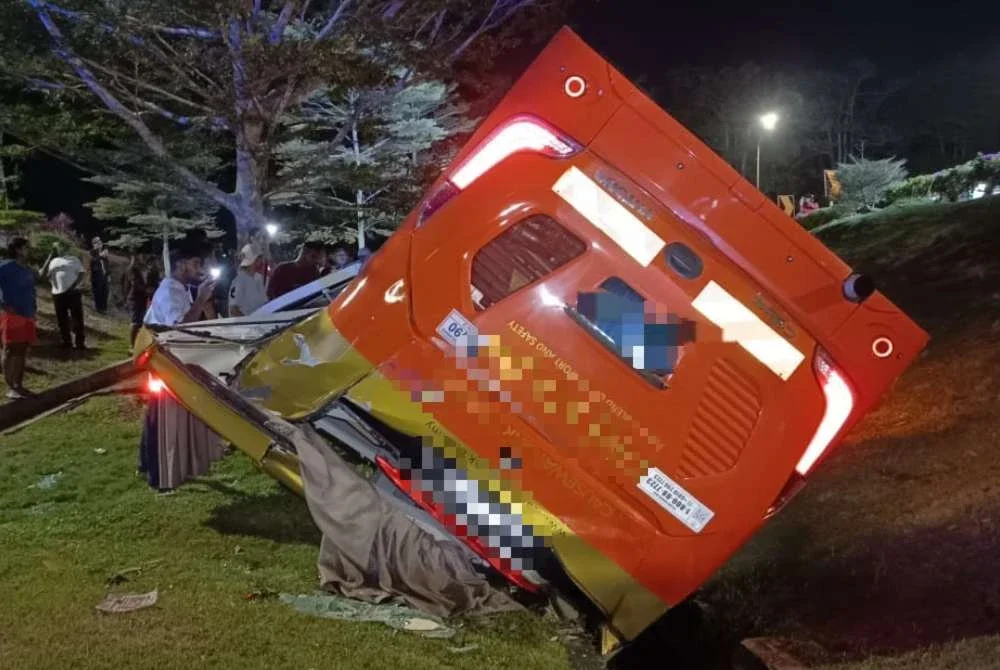 Keadaan bas ekspres terbalik di susur keluar Plaza Tol Skudai.