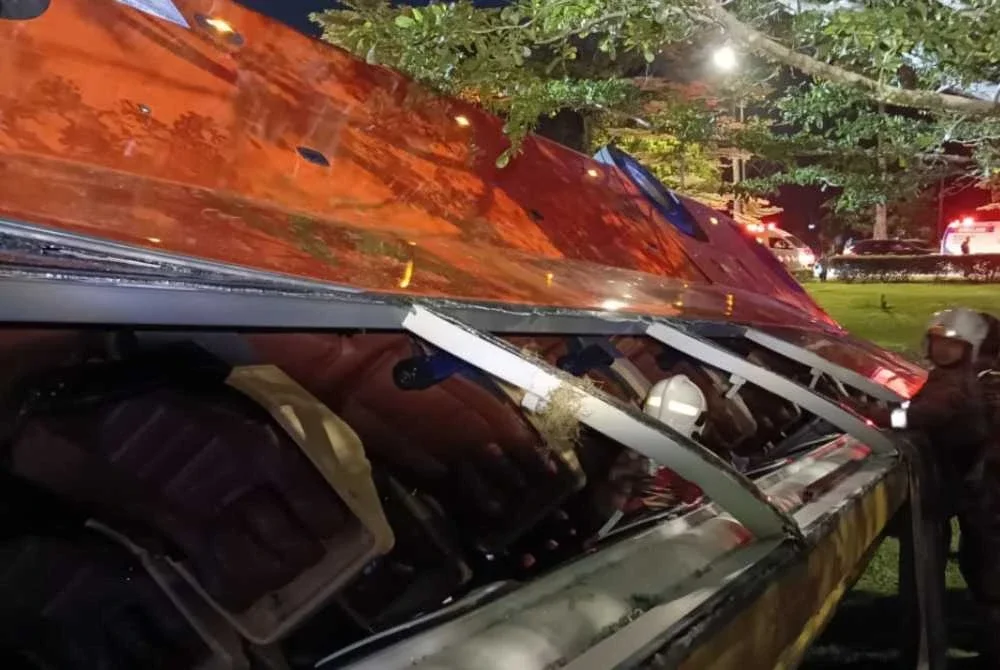 Keadaan bas ekspres yang terbabas di susur keluar Plaza Tol Skudai