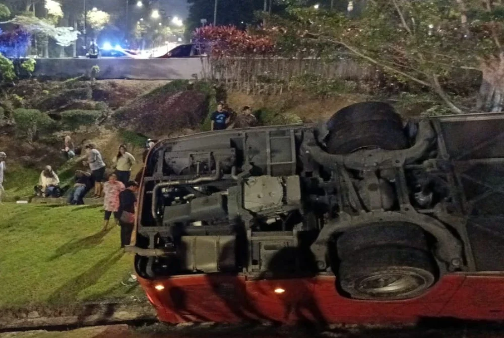 Mangsa dibawa keluar dalam insiden bas terbalik di susur keluar Plaza Tol Skudai