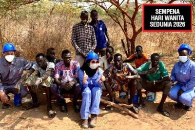 Wan Norkhairiyah (duduk, tengah) membuktikan kepakaran dalam menguruskan sisa berbahaya di negara seperti Libya, Sudan Selatan dan beberapa negara Asia Barat. 