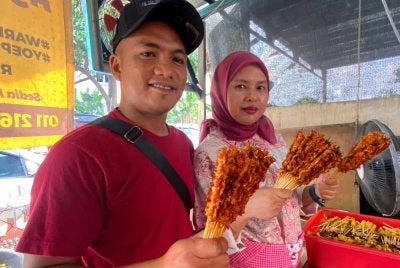 Faten Fazreeta dan Mohamad Nasrul Iman tidak menang tangan menjual perut ayam percik sepanjang Ramadan tahun ini.