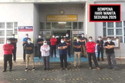 Nurfatin Najihah (tiga dari kiri) berjaya membuktikan wanita juga mampu menonjol dalam bidang NDE walaupun berdepan cabaran besar bekerja di tapak industri seperti loji dan pelantar minyak.