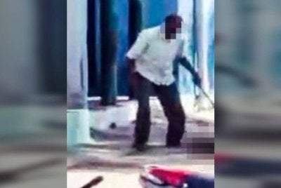 Perbuatan kanibalisme oleh pelaku turut dirakamkan beberapa penduduk. Foto Agensi