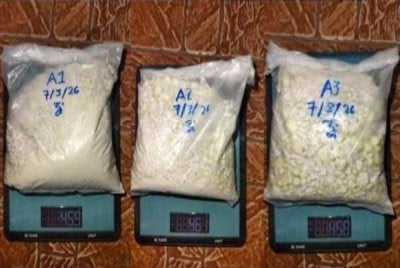 Tiga bungkusan dadah disyaki jenis heroin yang ditemui dalam kereta dinaiki dua suspek.FOTO FB POLIS DAERAH MARAN