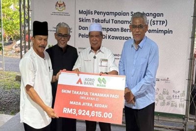 Mohamad (dua dari kanan) menyampaikan Sumbangan STTP di Ayer Hitam, Jerlun pada Sabtu.