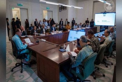 Anwar ketika mempengerusikan Mesyuarat Khas Jenayah Siber baru-baru ini. 