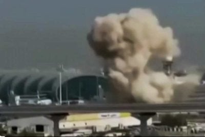 Rakaman yang disahkan oleh AFP merakam bunyi sebuah dron diikuti letupan kuat dan kepulan asap di lapangan terbang Dubai.-Agensi
