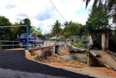 Jambatan baharu menggantikan titi gantung berusia 24 tahun yang runtuh pada 1 Januari lalu di Kampung Chatel Damai, Lata Rek, Kuala Krai. 