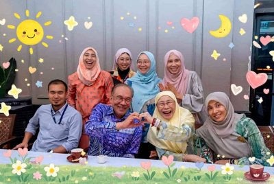 Sempena Hari Wanita Antarabangsa, Anwar berkongsi penghargaan kepada Wan Azizah dan anak-anaknya. Foto: FB Anwar Ibrahim 