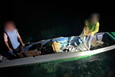 Suspek disyaki melakukan aktiviti bom ikan di perairan Kunak. 