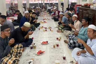 Sebahagian jemaah yang hadir pada program 'Iftar Ala Madinah' di Masjid Nurul Yaqin Kampung Melayu Seri Kundang.