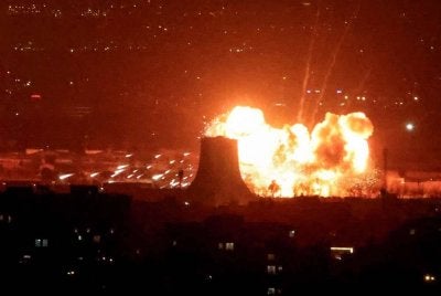 Letupan berlaku berhampiran Menara Azadi dekat Lapangan Terbang Antarabangsa Mehrabad di Teheran susulan serangan udara pada 7 Mac lalu. - AFP