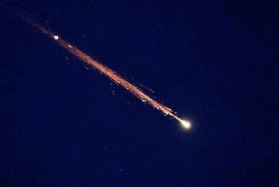Jejak roket kelihatan di ruang udara Netanya ketika beberapa peluru berpandu dilancarkan ke arah Israel pada 7 Mac lalu. - AFP