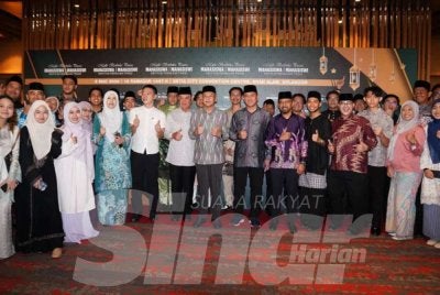 Armizan (tengah) yang mewakili Ketua Menteri Sabah, Datuk Seri Hajiji Noor ditemui pada Majlis Berbuka Puasa Mahasiswa dan Mahasiswi Institut Pengajian Tinggi (IPT) Sabah di Semenanjung Malaysia di Pusat Konvensyen Setia City di Setia Alam di sini pada Ahad - Foto Rosli Talib