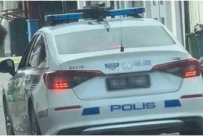 Tular rakaman video di media sosial memaparkan sebuah kenderaan milik polis melalui jalan di tengah deretan kedai sebelum berhenti di sebuah restoran mamak di kawasan Sungai Buloh.