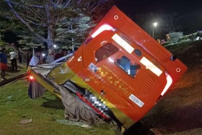Keadaan bas ekspres terbalik di susur keluar Plaza Tol Skudai.