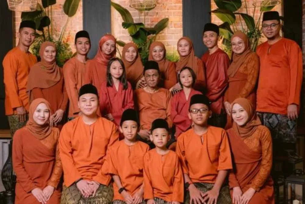 Syazana (berdiri, dua kiri) dan adik-adiknya merakam gambar raya bersama Mohd Puad (tengah) pada 2024.