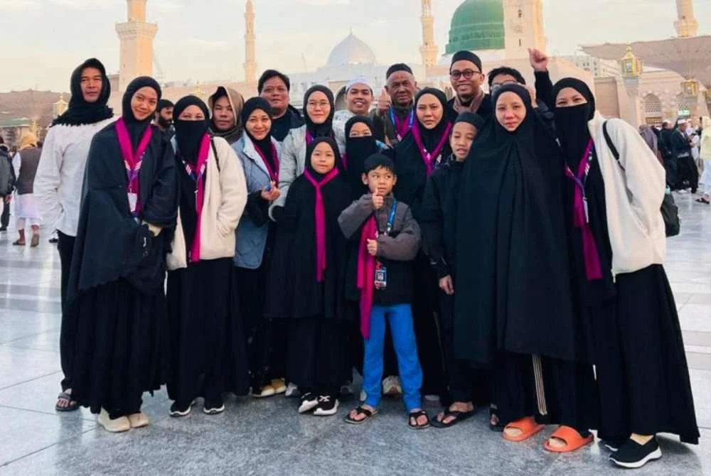 Mohd Puad menunaikan umrah bersama adik-adik iparnya sekeluarga tahun lepas.