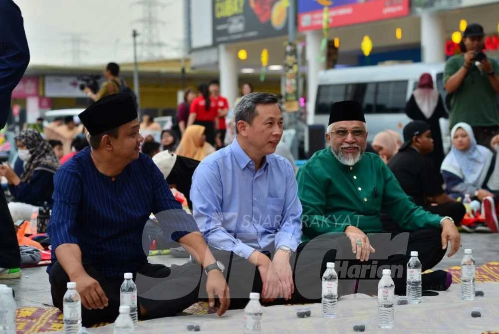 Ketua Pegawai Operasi GM Klang, Foo Loke Ping (tengah) bersama tetamu jemputan hadir memeriahkan Iftar Mega GM Klang. Foto SINAR HARIAN/ASRIL ASWANDI SHUKOR