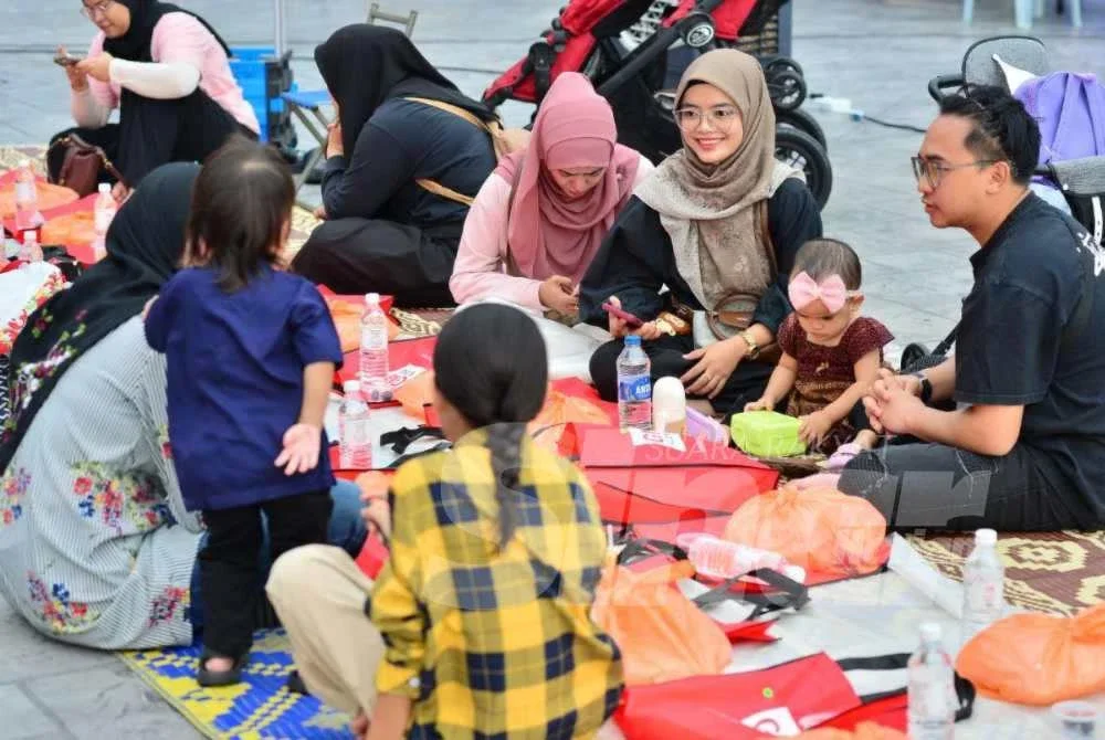 Pengunjung merasai pengalaman berbuka puasa secara 'outdoor' dengan menyertai Iftar Mega GM Klang anjuran GM Klang bersama Sinar Harian pada Jumaat. Foto SINAR HARIAN/ASRIL ASWANDI SHUKOR