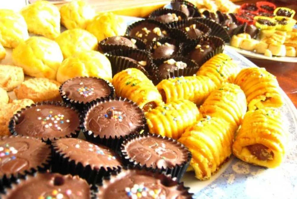 Kuih-kuih yang sepatutnya sampai ke rumah keluarga di kampung kini hancur bertaburan di atas permukaan tar lebuh raya. Foto hiasan