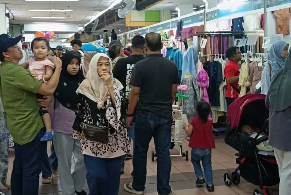 Orang ramai memenuhi Kompleks PKNS Shah Alam untuk membuat persiapan Aidilfitri.