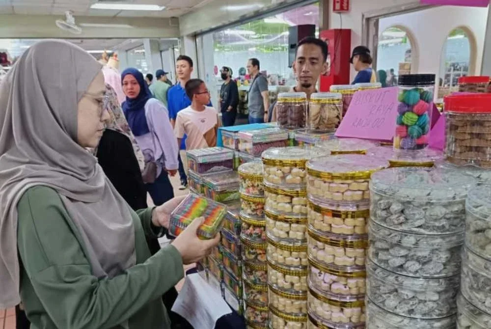 Pengguna sedang memilih kuih raya dijual di Kompleks PKNS Shah Alam.