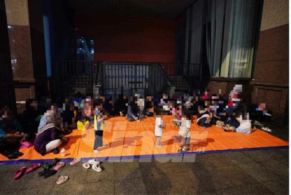 Gelandangan dan golongan asnaf berada sekitar kawasan Chow Kit bagi menunggu sumbangan makanan daripada NGO atau orang persendirian.