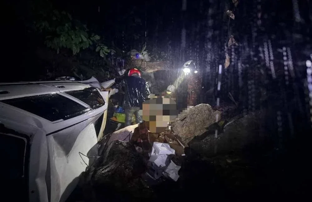 Keadaan di lokasi kemalangan di jalan lama dari Genting Sempah menghala ke Gombak pada Ahad.