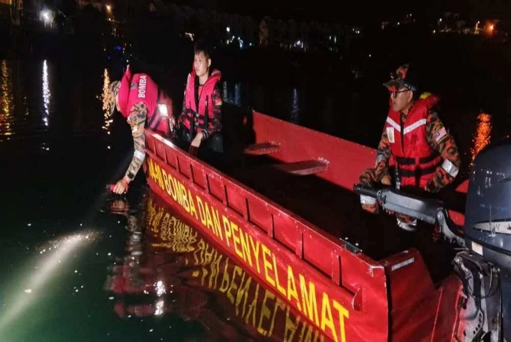 Operasi pencarian di permukaan air turut dijalankan dengan seorang saksi turut melakukan pencarian di kawasan mangsa dipercayai terjatuh.