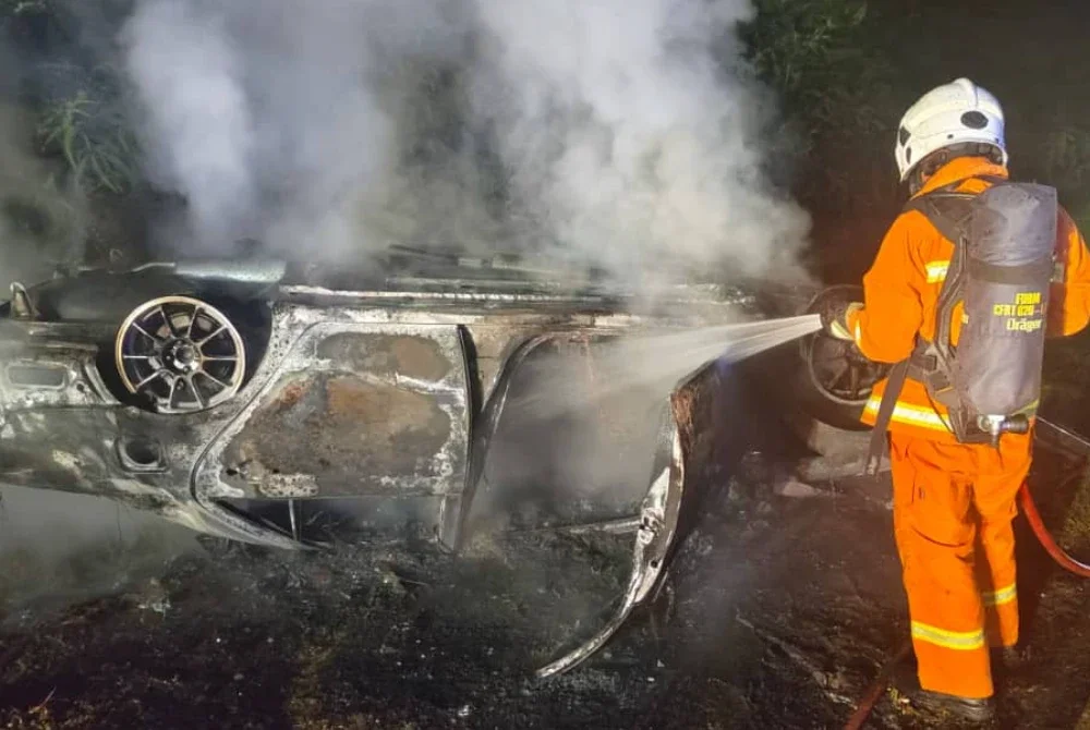 Anggota memadamkan kebakaran kereta berkenaan. Foto JBPM Johor