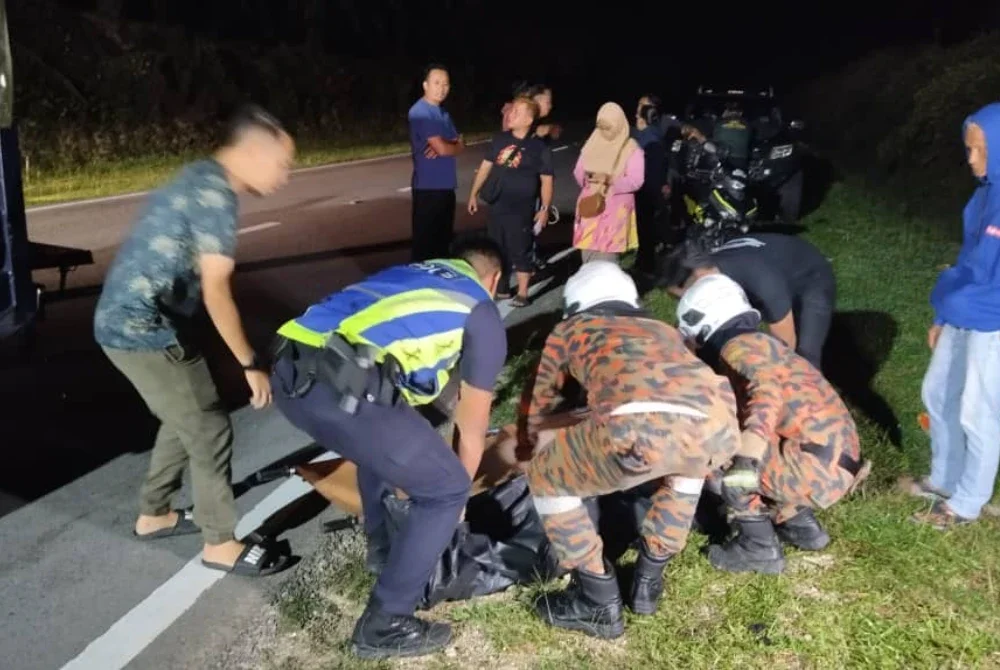 Mayat mangsa diserahkan kepada pihak polis untuk tindakan lanjut. Foto JBPM Johor