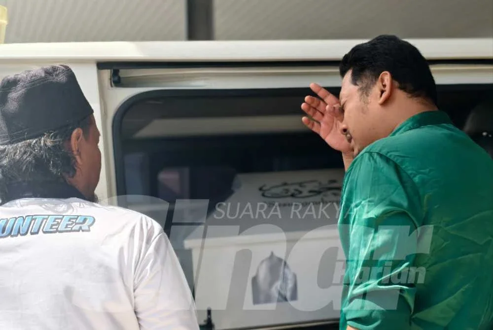 Ayah kepada Allahyarham tidak dapat menahan sebak selepas jenazah Allahyarham selesai diuruskan