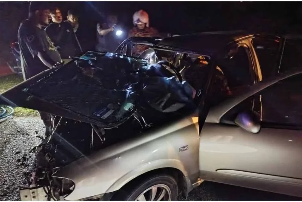 Keadaan salah sebuah kenderaan yang terlibat kemalangan di Jalan Lama Yong Peng-Ayer Hitam, Batu Pahat. Foto JBPM Johor
