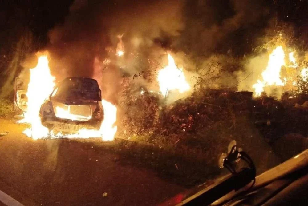 Seorang lelaki maut selepas kereta dipandunya terbakar dalam kemalangan tiga kenderaan di Jalan Lama Yong Peng-Ayer Hitam, Batu Pahat. Foto JBPM Johor