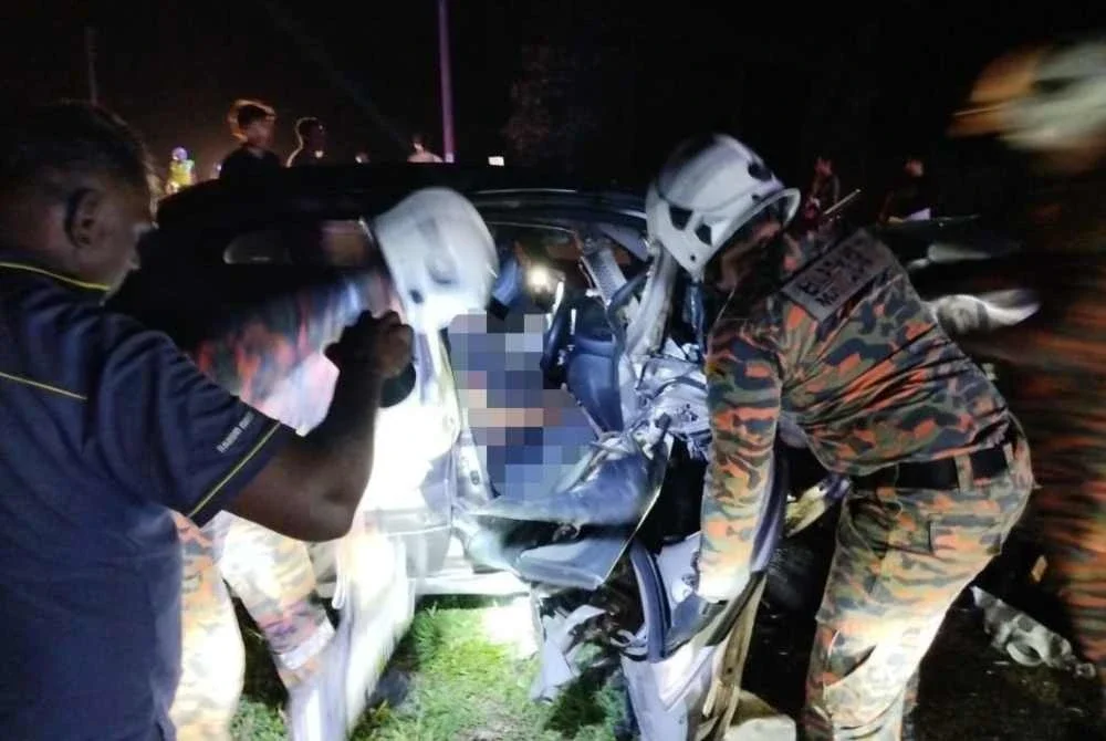 Warga emas tersebut berjaya dikeluarkan dengan menggunakan peralatan khas. Foto JBPM Johor