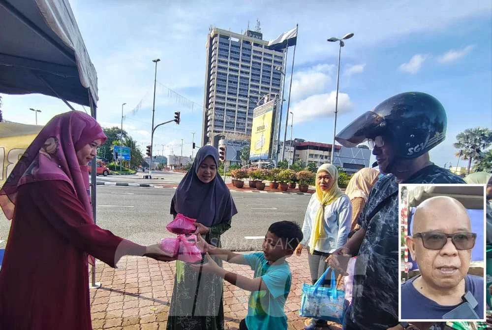 Orang ramai tidak melepaskan peluang untuk mendapatkan makan percuma melalui program ‘Free Food For Ramadan’ - Gambar kecil (Syed Azimal Amir)