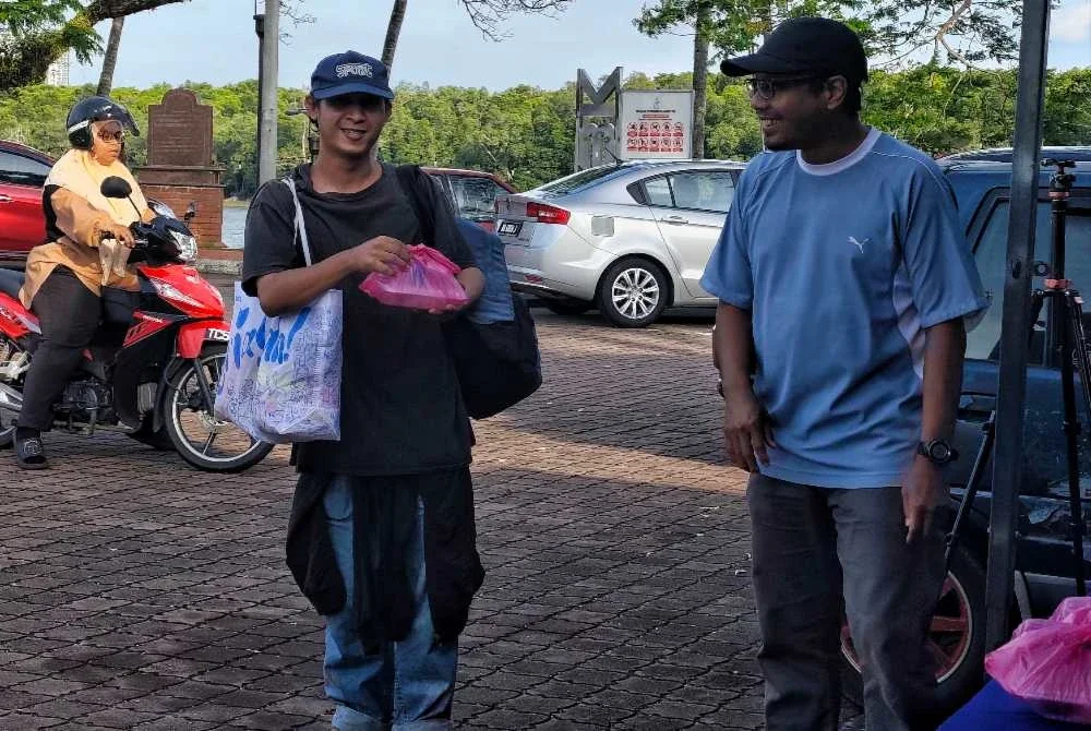 Muhammad mengakui bersyukur pemberian makan percuma memberi kelegaan kepada dirinya untuk berbuka selepas hilang pendapatan.