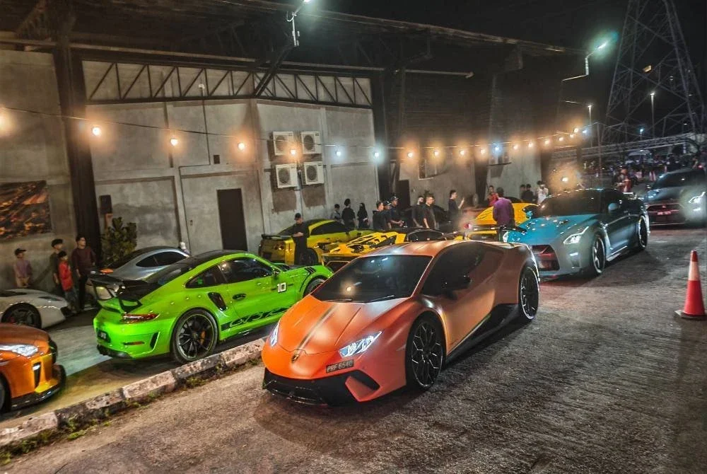 Kenderaan sportcar pada program Singgah Sahur yang menghimpunkan Supercar Gang dan motosikal berkuasa tinggi DOCM di Kilang Makan di sini.