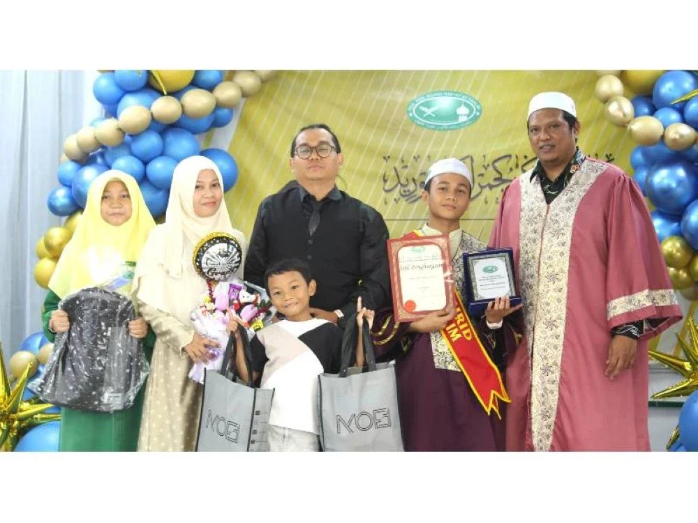 Mohd Azizatselaku Yang Dipertua PIBG SRAR At Ta’alim (tiga, kiri) percaya pendidikan agama penting untuk kemenjadian para pelajar sekolah rendah. 