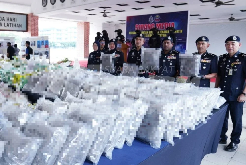 Hussein (tiga dari kanan) menunjukkan bunga ganja yang dirampas. Foto: ROSLI TALIB