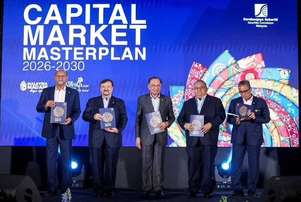 Perdana Menteri, Datuk Seri Anwar Ibrahim menunjukkan Buku Pelan Induk Pasaran Modal 2026-2030 pada majlis Peluncuran Pelan Induk Pasaran Modal (Capital Market Masterplan) 2026-2030 di Suruhanjaya Sekuriti Malaysia hari ini. Foto Bernama 